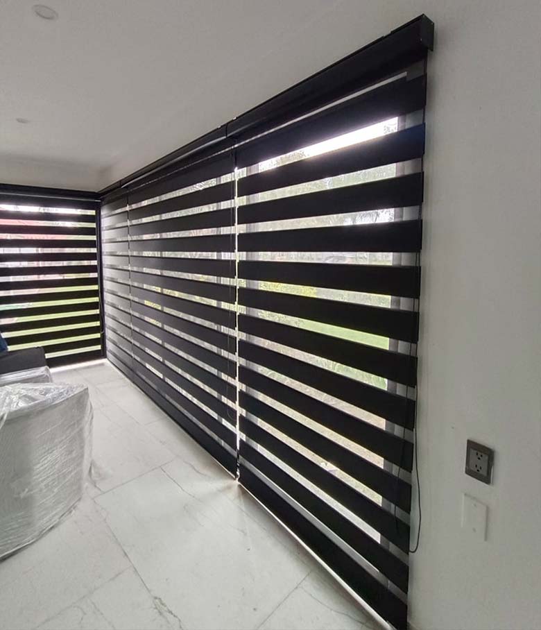 Instalación profesional de persianas por el equipo de Genel en interiores modernos