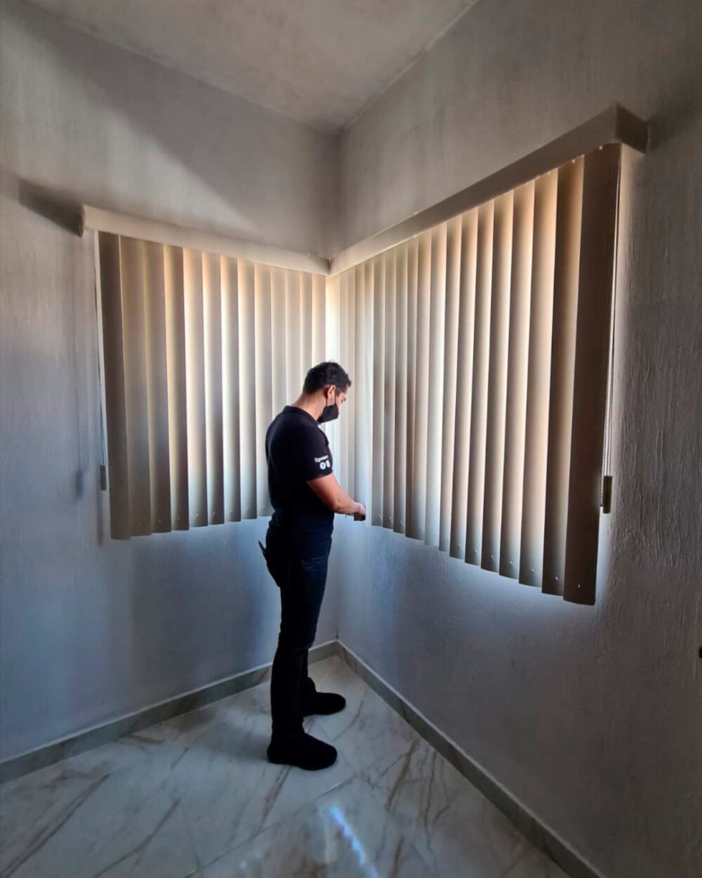 Persiana vertical de PVC colocada en interior moderno