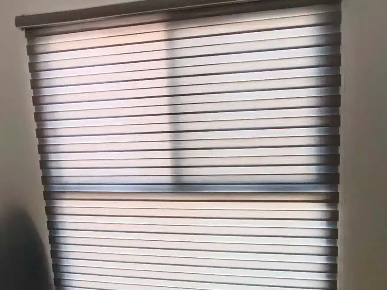 Ventana con persiana instalada controlando luz y privacidad
